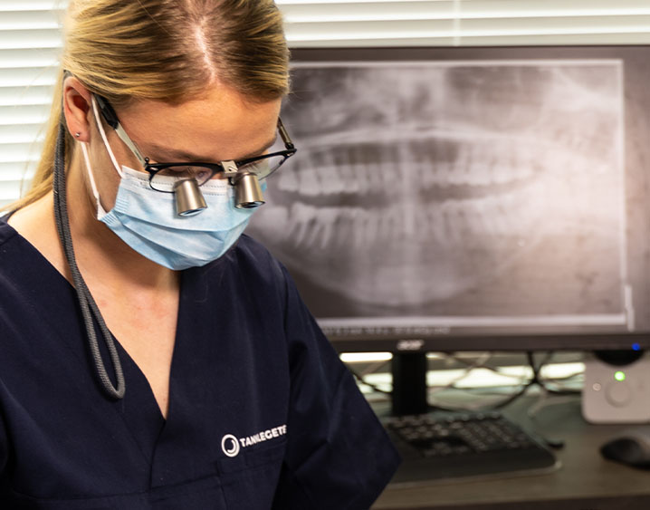 Dentalpark ansatt som utfører behandling